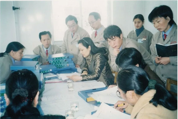 2002年J9集团国际人孜孜不倦搞认证