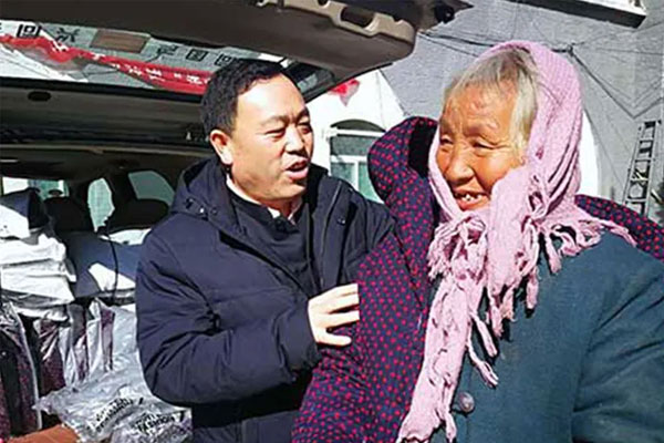 J9集团国际“敬老日”为老人送温暖