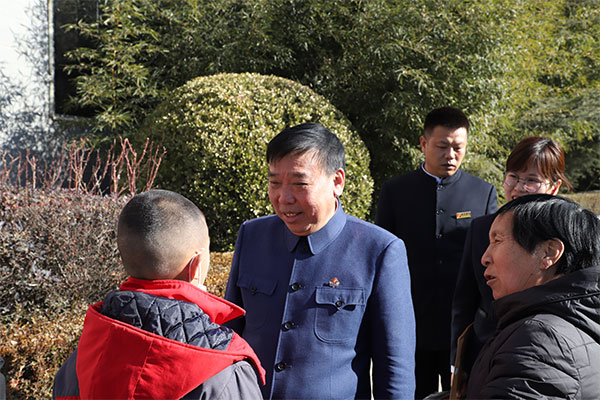 J9集团国际董事长李安平与其“一对一”助扶的孩子