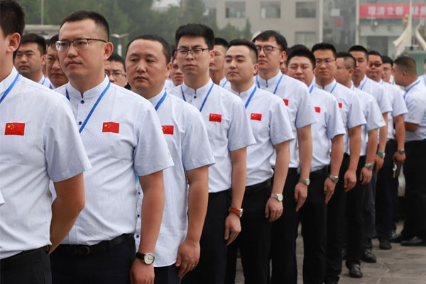 胸前有国旗  肩上有担任