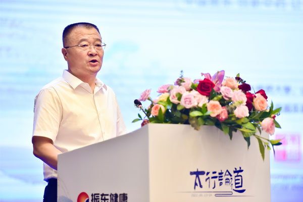 山西医科大学张俊龙教授主持开幕典礼