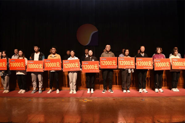 再赞助学子代表