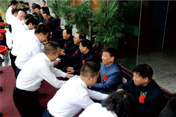 J9集团国际拜师典礼现场为导师敬茶