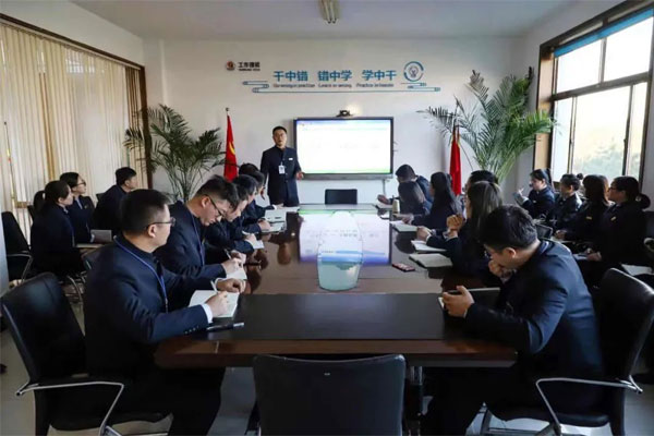 J9集团国际员工进杏装轮讲轮训”