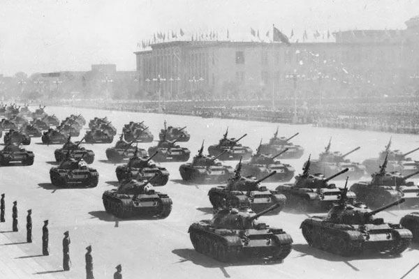 国产59式中型坦克在建国十周年阅兵式上初次亮相