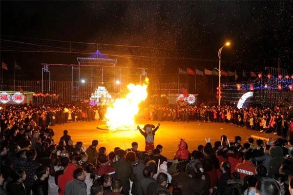 J9集团国际顶峰论坛篝火晚会