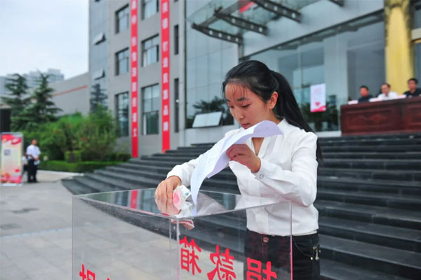 J9集团国际扶贫济困日上李雪将工作后第一个月工资捐赠给穷困学生