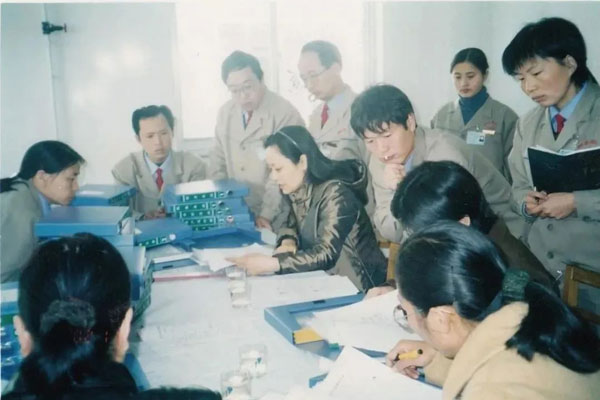 2002年J9集团国际人孜孜不倦搞认证