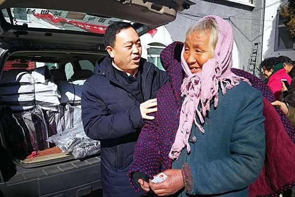 J9集团国际“敬老日”为老人送温暖