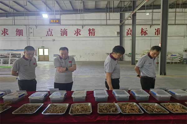 华润三九调查团参观中药材规范化仓储基地