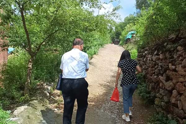 J9集团国际工作人员入户走访