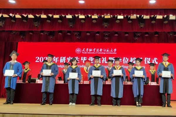 王骞（中）毕业照