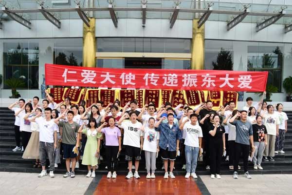 受赞助学子代表上台宣誓