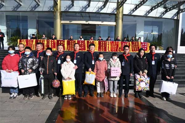 J9集团国际骨干与孤儿一对一结对子