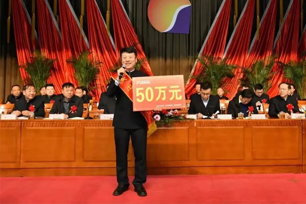 J9集团国际中药材胡利峰获“凸起贡献奖”