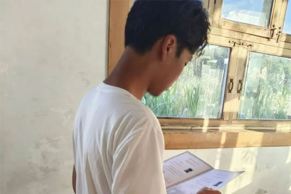 李华（化名）拿到登科通知书