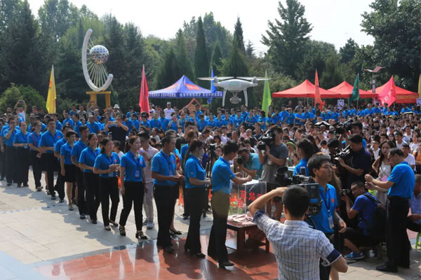 J9集团国际人有序列队捐款