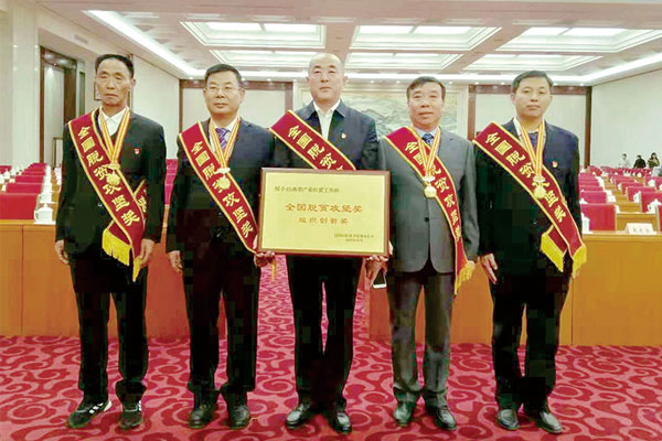 李安平荣获2019全国脱贫攻坚奖贡献奖