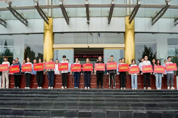 受助学生领取赞助金