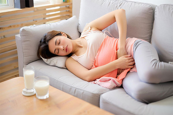 冬季痛经,痛经原因,暖宫妙招,当归生姜羊肉汤,艾灸穴位